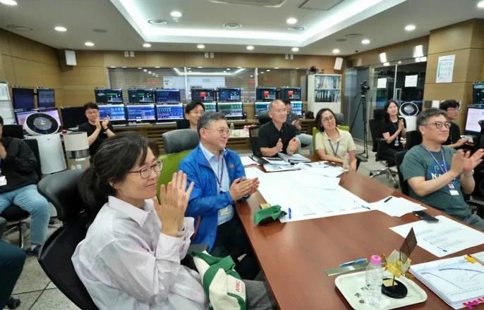 노란 수영복에 섹시한 몸매 어필하는 존예 처자