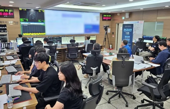 노란 수영복에 섹시한 몸매 어필하는 존예 처자