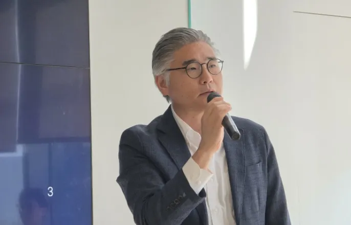 노란 수영복에 섹시한 몸매 어필하는 존예 처자