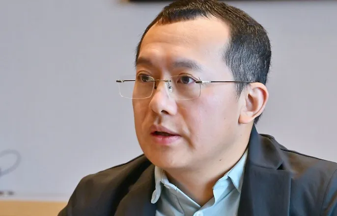 노란 수영복에 섹시한 몸매 어필하는 존예 처자