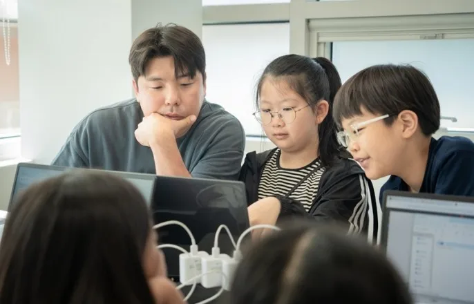노란 수영복에 섹시한 몸매 어필하는 존예 처자