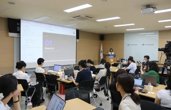 노란 수영복에 섹시한 몸매 어필하는 존예 처자