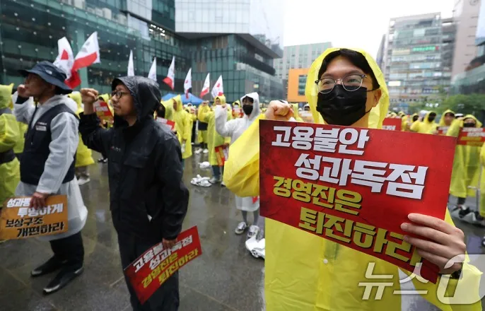 노란 수영복에 섹시한 몸매 어필하는 존예 처자