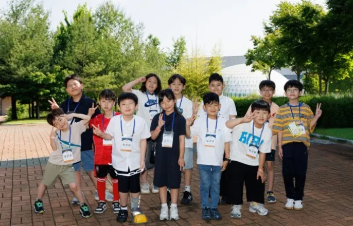노란 수영복에 섹시한 몸매 어필하는 존예 처자