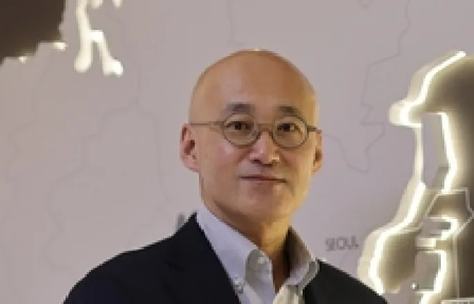 노란 수영복에 섹시한 몸매 어필하는 존예 처자