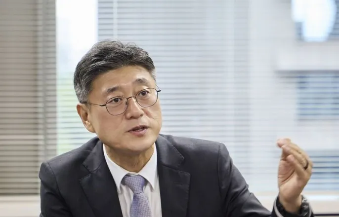 노란 수영복에 섹시한 몸매 어필하는 존예 처자