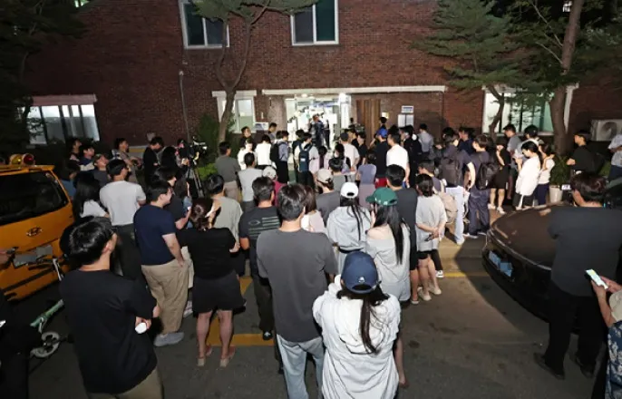 노란 수영복에 섹시한 몸매 어필하는 존예 처자
