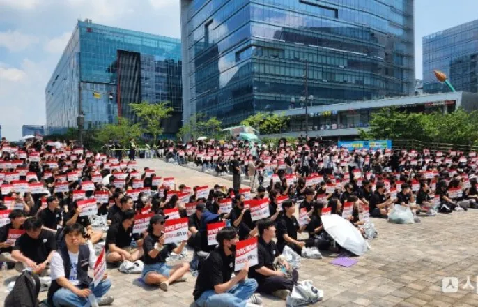 노란 수영복에 섹시한 몸매 어필하는 존예 처자