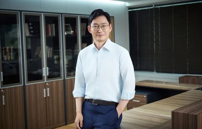 노란 수영복에 섹시한 몸매 어필하는 존예 처자