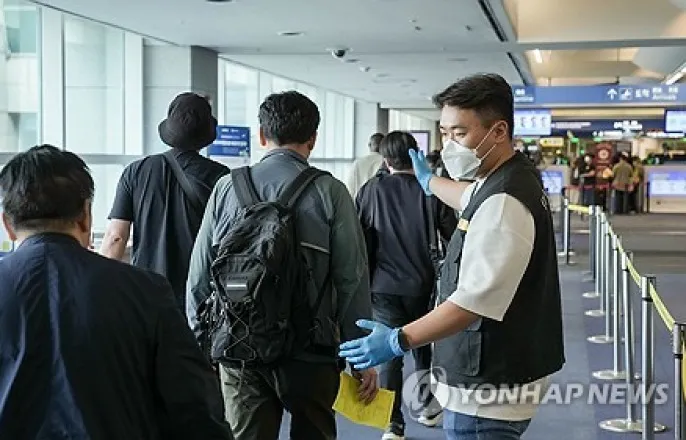 노란 수영복에 섹시한 몸매 어필하는 존예 처자