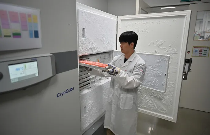 노란 수영복에 섹시한 몸매 어필하는 존예 처자