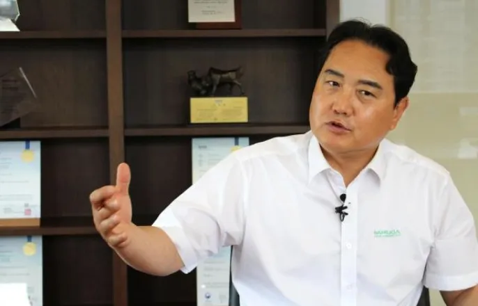 노란 수영복에 섹시한 몸매 어필하는 존예 처자
