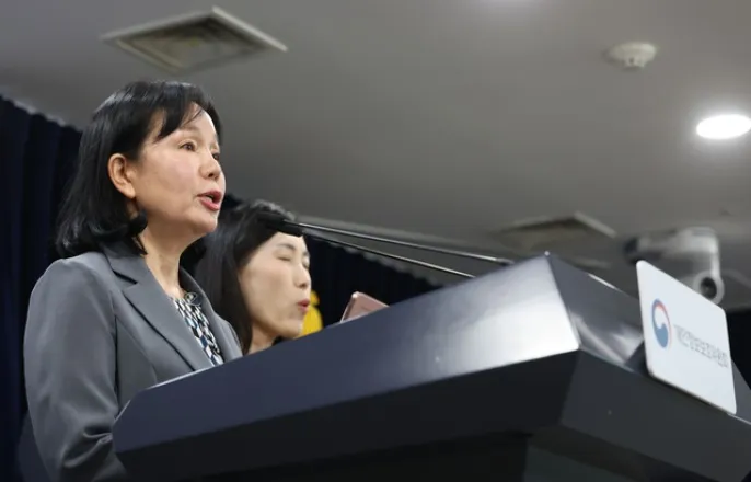 노란 수영복에 섹시한 몸매 어필하는 존예 처자