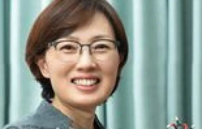노란 수영복에 섹시한 몸매 어필하는 존예 처자