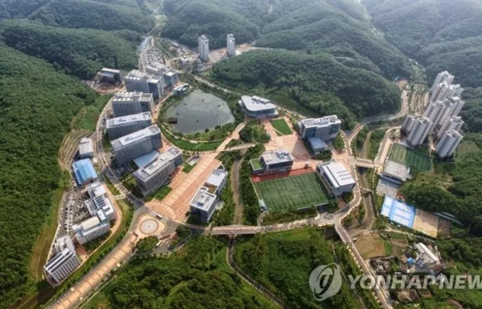 노란 수영복에 섹시한 몸매 어필하는 존예 처자