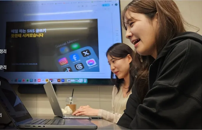 노란 수영복에 섹시한 몸매 어필하는 존예 처자