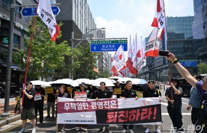 노란 수영복에 섹시한 몸매 어필하는 존예 처자