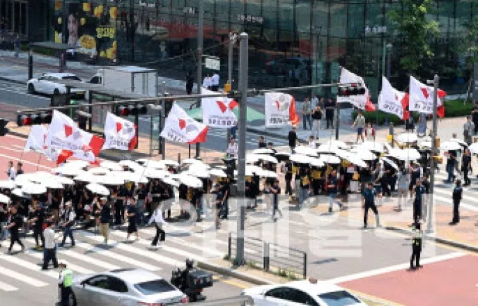 노란 수영복에 섹시한 몸매 어필하는 존예 처자