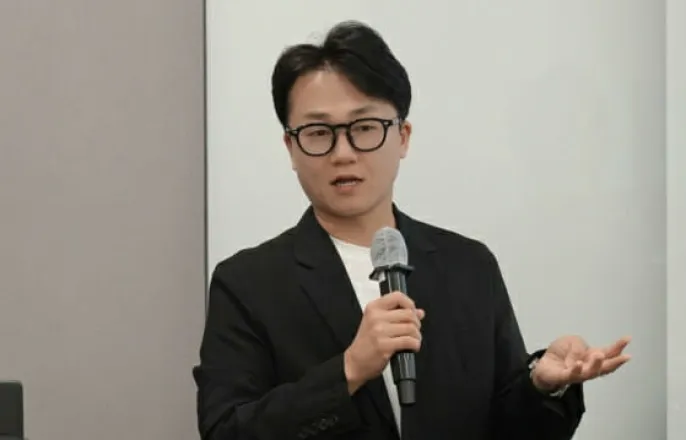 노란 수영복에 섹시한 몸매 어필하는 존예 처자