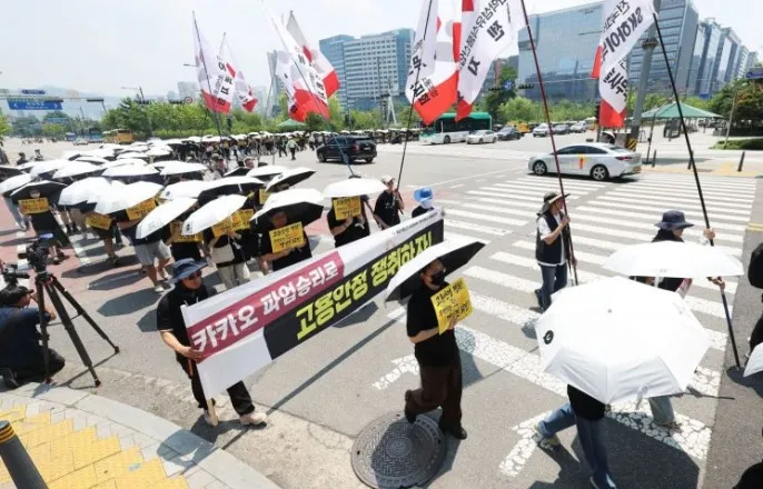 노란 수영복에 섹시한 몸매 어필하는 존예 처자