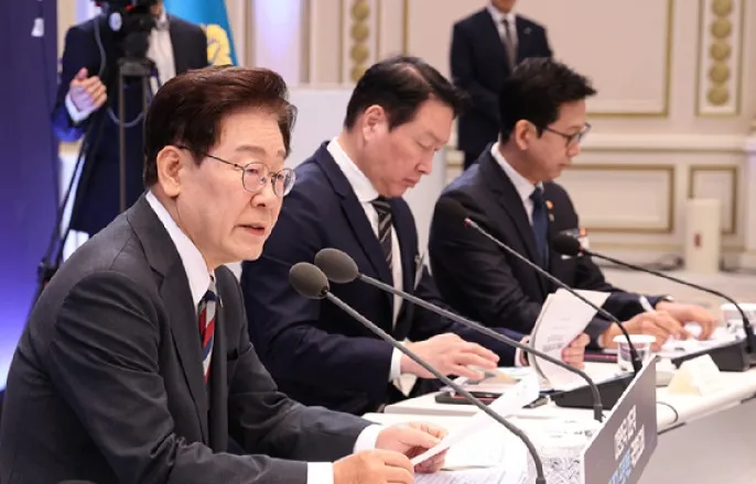 노란 수영복에 섹시한 몸매 어필하는 존예 처자