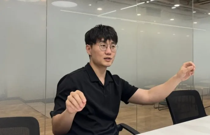 노란 수영복에 섹시한 몸매 어필하는 존예 처자