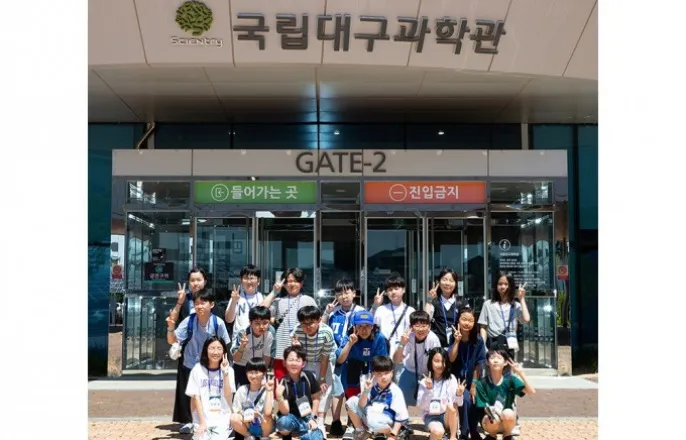 노란 수영복에 섹시한 몸매 어필하는 존예 처자