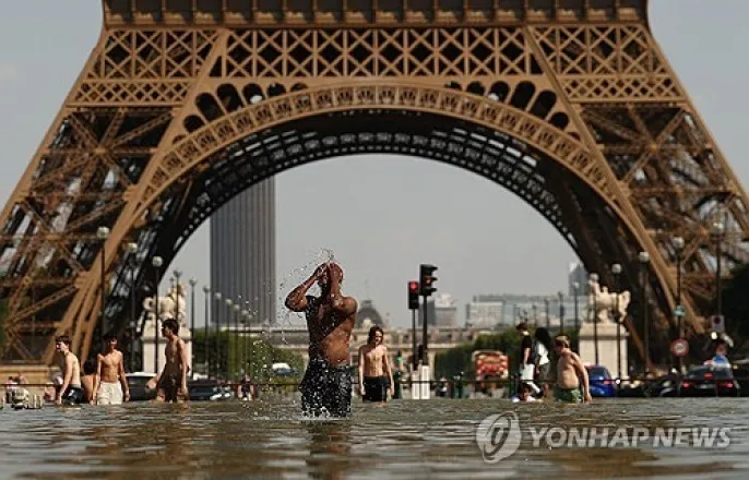 노란 수영복에 섹시한 몸매 어필하는 존예 처자