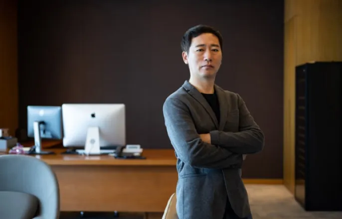 노란 수영복에 섹시한 몸매 어필하는 존예 처자