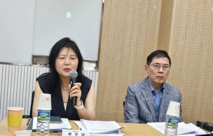 노란 수영복에 섹시한 몸매 어필하는 존예 처자