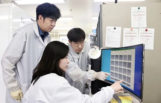 노란 수영복에 섹시한 몸매 어필하는 존예 처자