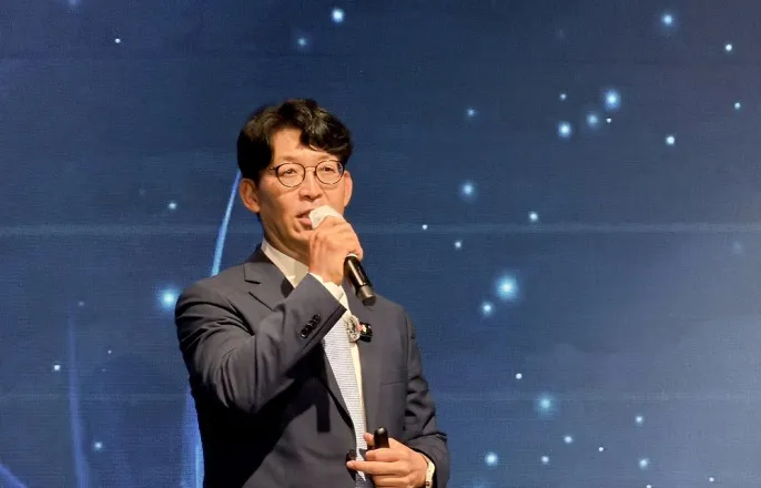 노란 수영복에 섹시한 몸매 어필하는 존예 처자
