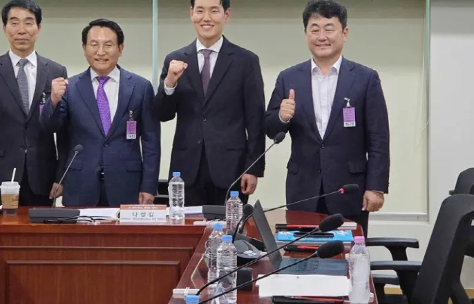 노란 수영복에 섹시한 몸매 어필하는 존예 처자