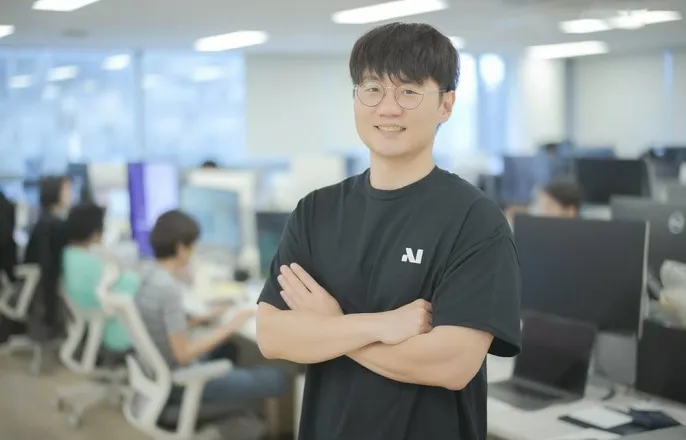 노란 수영복에 섹시한 몸매 어필하는 존예 처자