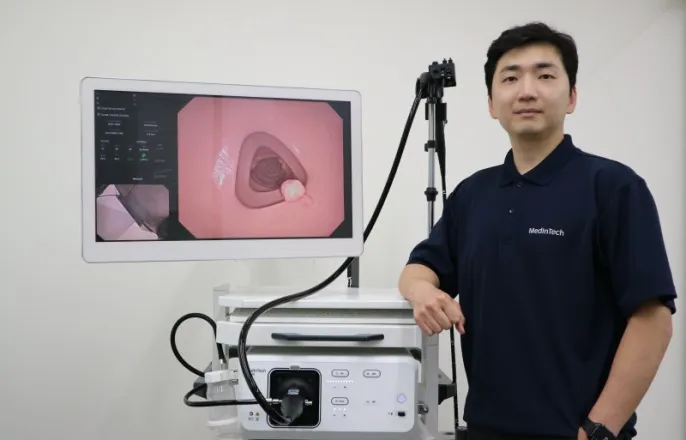 노란 수영복에 섹시한 몸매 어필하는 존예 처자
