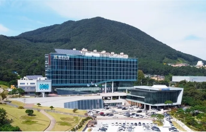 노란 수영복에 섹시한 몸매 어필하는 존예 처자