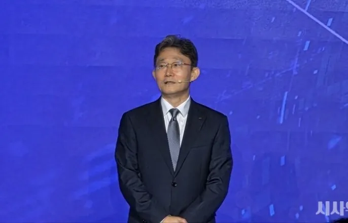 노란 수영복에 섹시한 몸매 어필하는 존예 처자