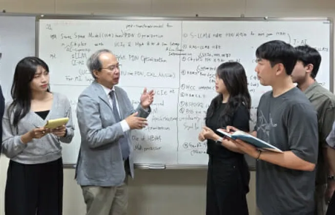 노란 수영복에 섹시한 몸매 어필하는 존예 처자