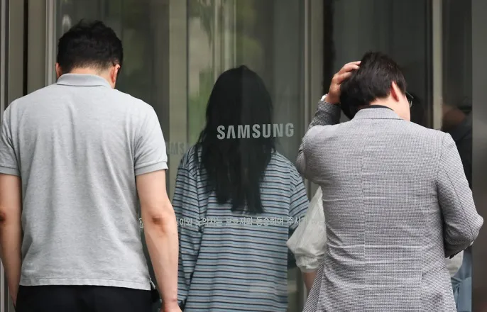 노란 수영복에 섹시한 몸매 어필하는 존예 처자