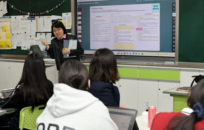 노란 수영복에 섹시한 몸매 어필하는 존예 처자