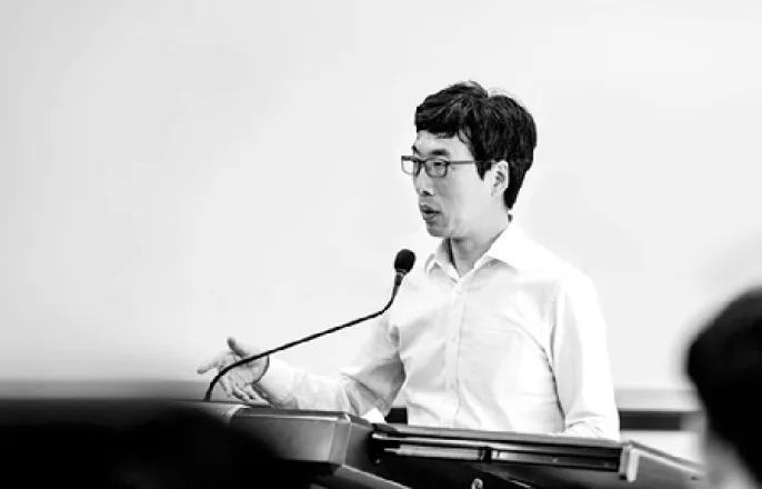 노란 수영복에 섹시한 몸매 어필하는 존예 처자
