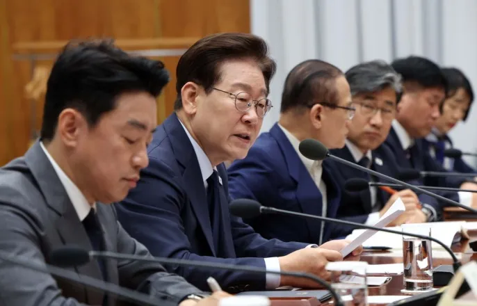노란 수영복에 섹시한 몸매 어필하는 존예 처자