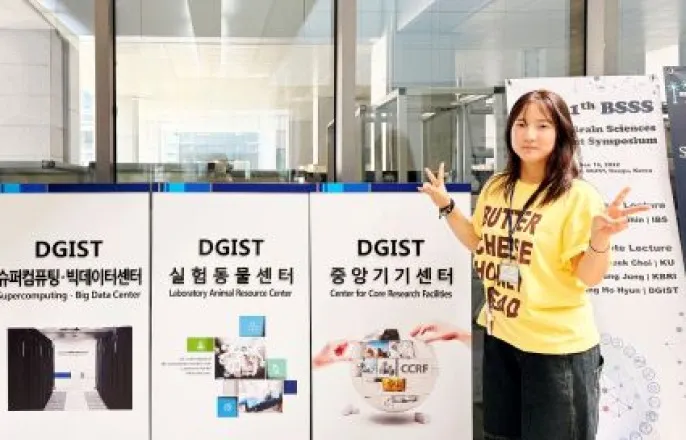 노란 수영복에 섹시한 몸매 어필하는 존예 처자