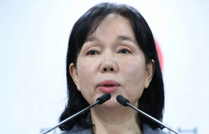 노란 수영복에 섹시한 몸매 어필하는 존예 처자