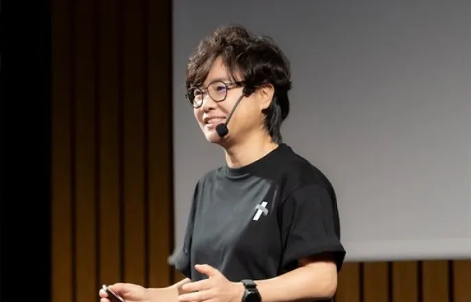 노란 수영복에 섹시한 몸매 어필하는 존예 처자