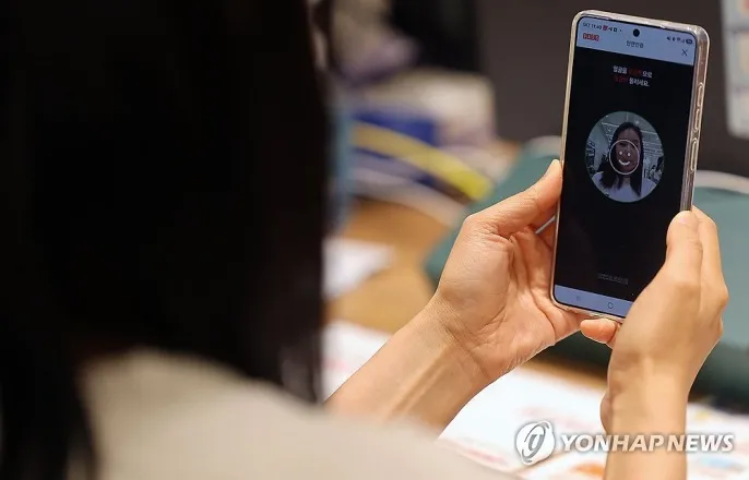 노란 수영복에 섹시한 몸매 어필하는 존예 처자