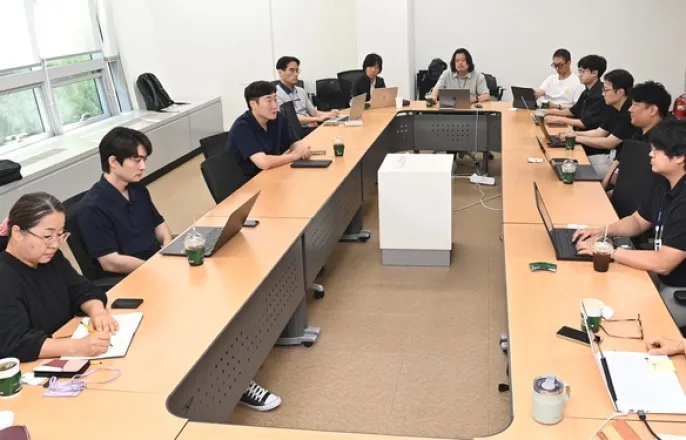 노란 수영복에 섹시한 몸매 어필하는 존예 처자