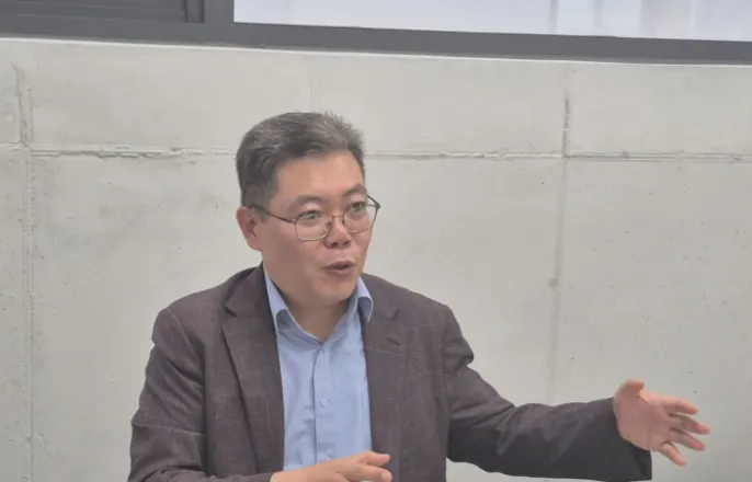 노란 수영복에 섹시한 몸매 어필하는 존예 처자
