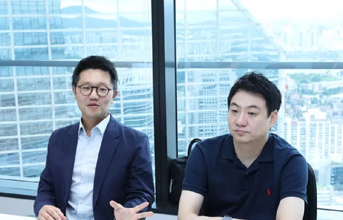 노란 수영복에 섹시한 몸매 어필하는 존예 처자