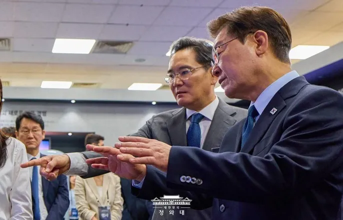 노란 수영복에 섹시한 몸매 어필하는 존예 처자